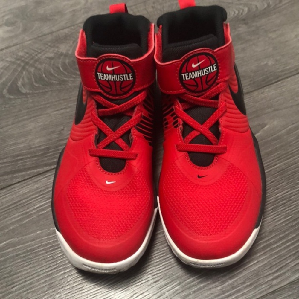 Nike Team Hustle D9 Flyease Basketball Shoes black and red - Size 3Y